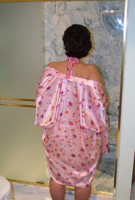 Overweight woman Reba makes her nude debut while taking a shower