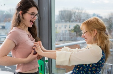 Glasses wearing dykes Hania and Emilia suck face and tits before eating pussy