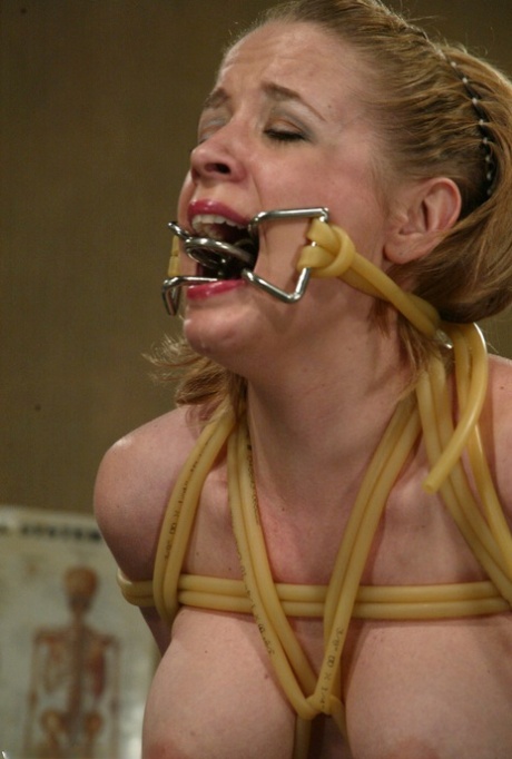 Wired Pussy starring Anna Mills Porn Pictures
