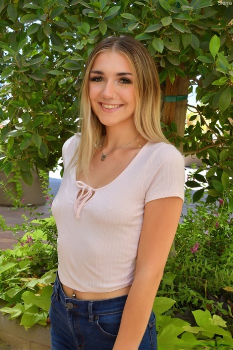 Glamour babe Sierra takes off her jeans & shows off her naked butt